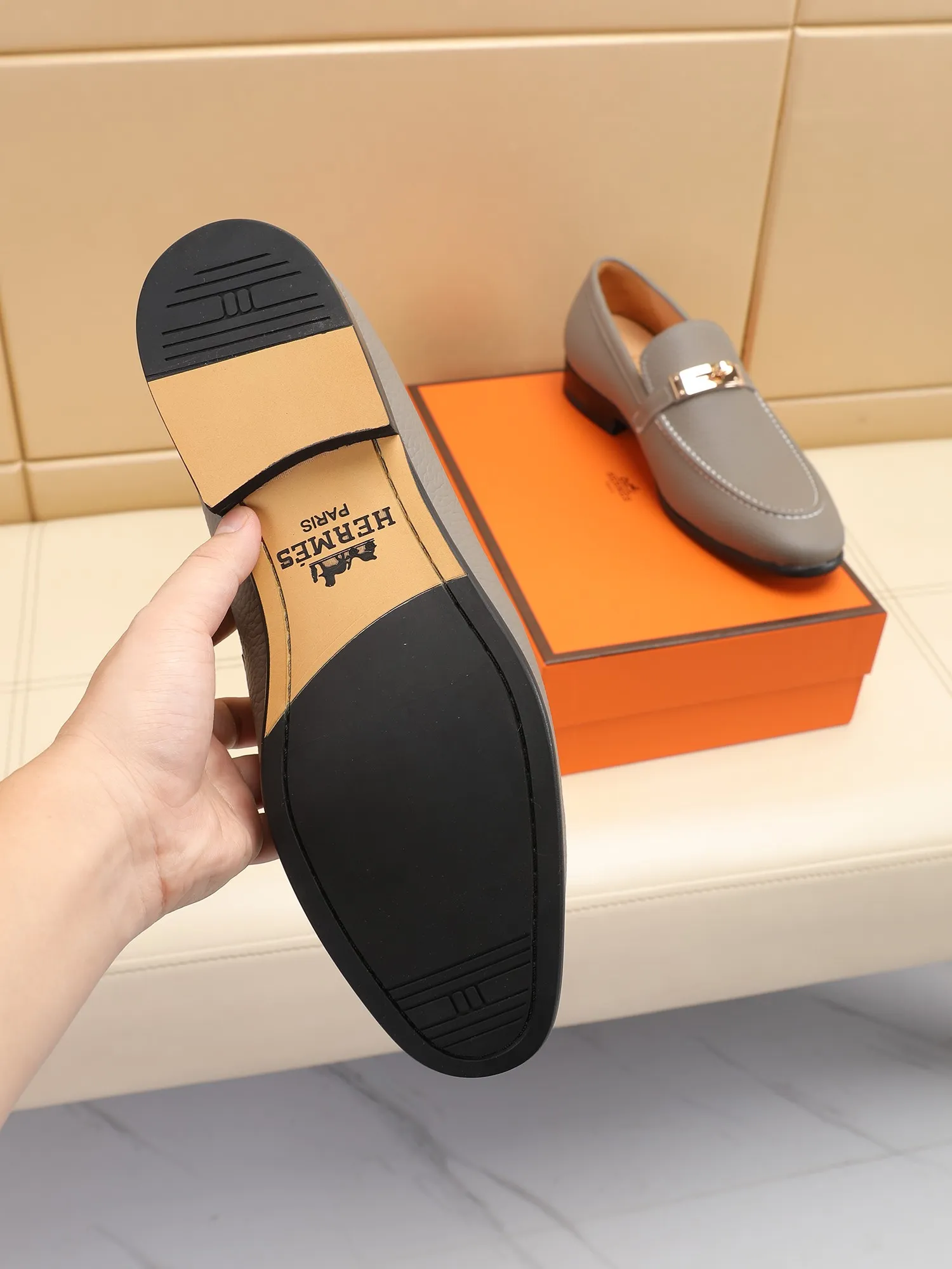 Factory price 440💶[HERMES] (cowhide lining)🍀Italian top luxury🍀He does not pursue novel styles and gorgeous colors, but attracts the favor of successful men with his flawless, elegant and classic style! This very, very comfortable, simple and stable style makes it easy to match any style! The pattern is absolutely 1:1 refined from the original case, and we strive for excellence in materials, imported cowhide + cowhide lining💪💪💪extraordinary texture👍! .Code number: 39 to 44 (38.4546 customized)